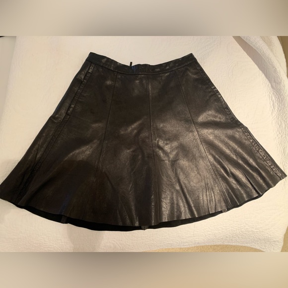 Black soft leather skirt from The Gap - Picture 1 of 3